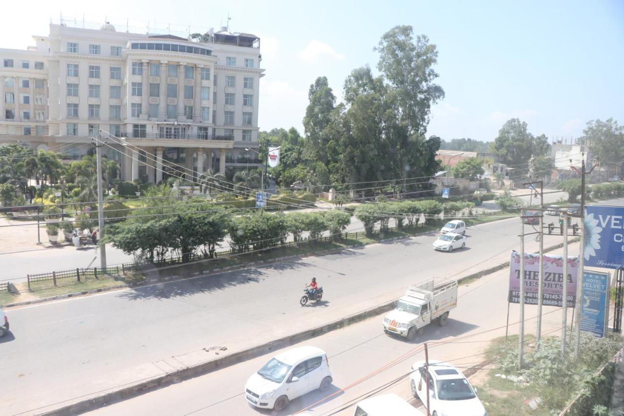 Hotel Hamilton Zirakpur Exterior photo